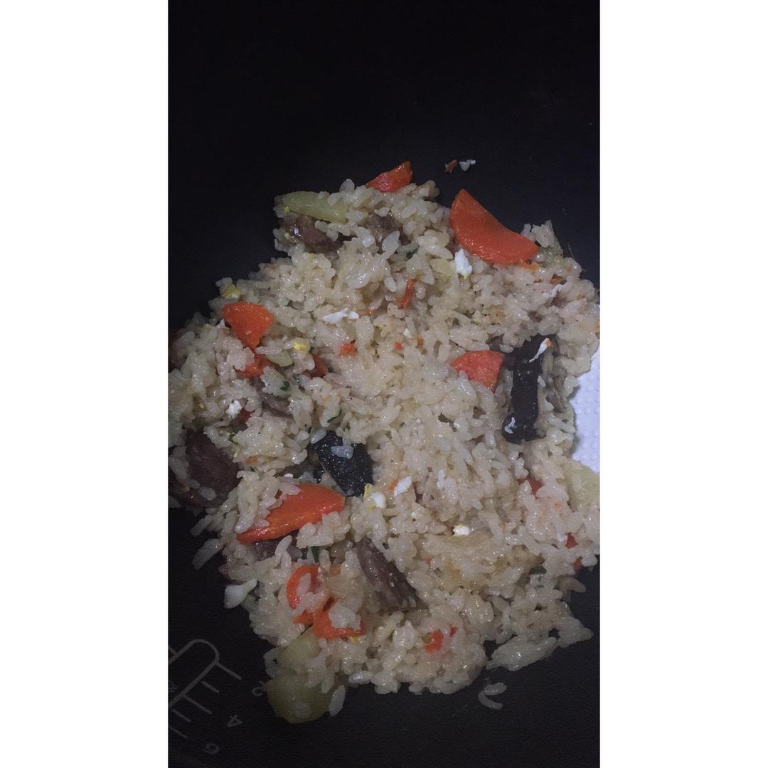 香菇土豆腊肠焖饭