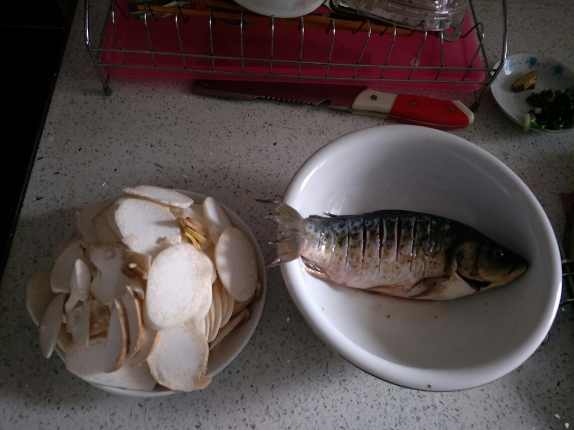 杏鲍菇鲫鱼汤的做法 步骤1