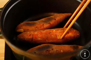 【一厨作】VOL34铸铁锅版超级简单的珐琅锅烤红薯的做法 步骤3