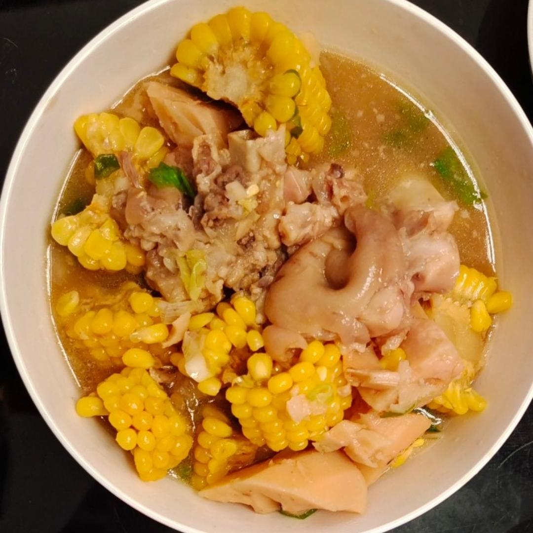 莲藕玉米猪蹄汤