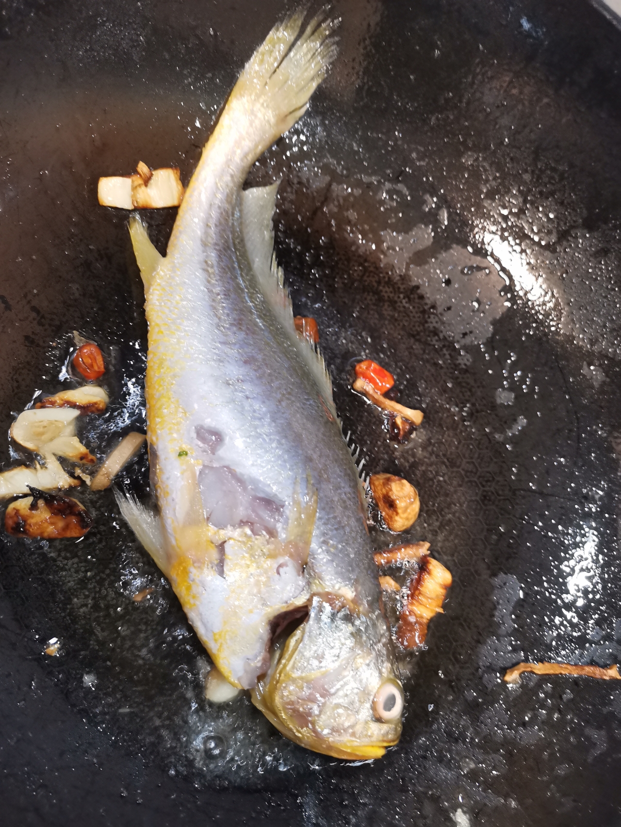 煎黄花鱼的做法 步骤3