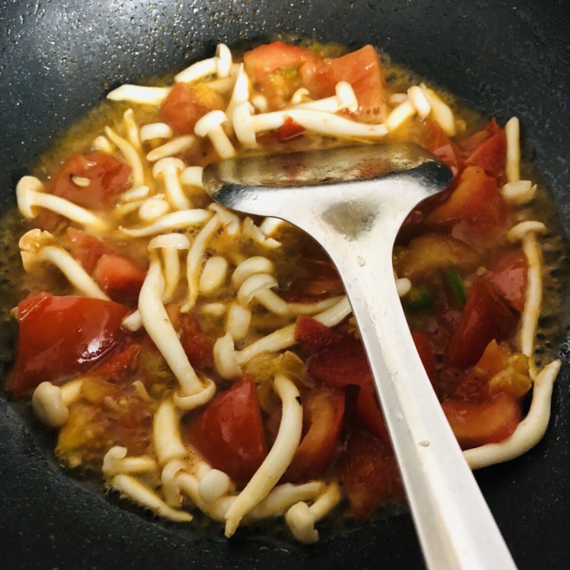 番茄炒蟹味菇的做法 步骤3