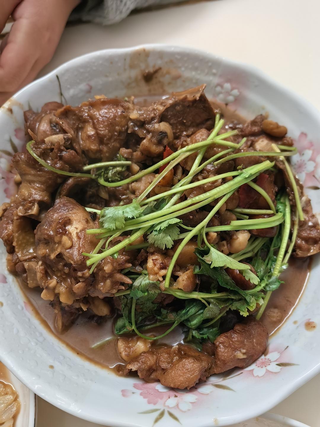 厨师长教你：“板栗烧鸡”的家常做法，咸鲜美味，汤汁浓郁