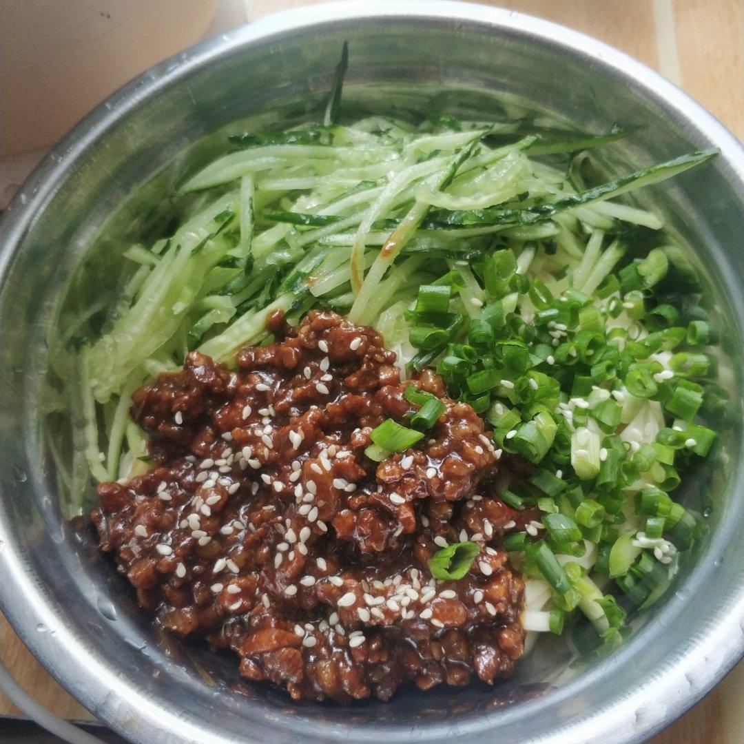 我发誓这将是你吃过最好吃的炸酱面，一口下去回味无穷！！！