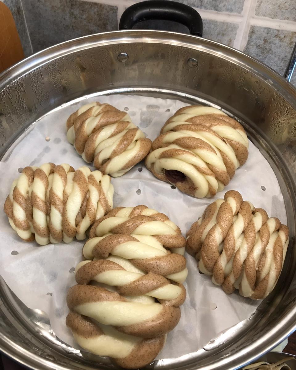 双色螺纹豆沙卷