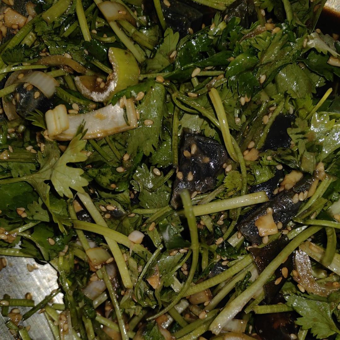 皮蛋的神仙吃法❗️好吃到爆的香菜拌皮蛋