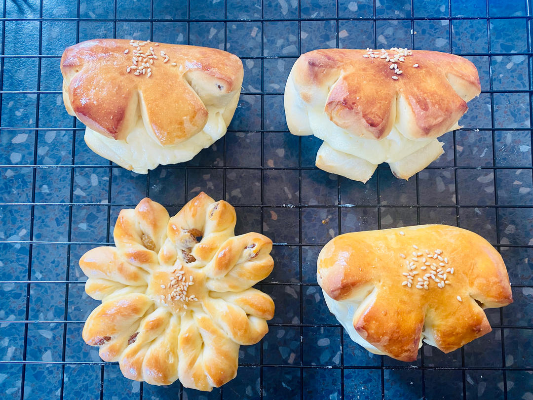 复古卡仕达夹馅面包