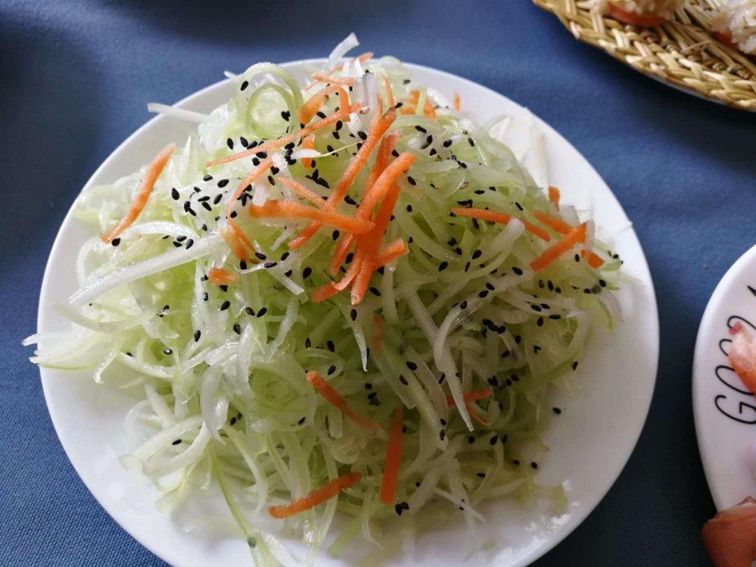 claire幸运的兔子做的凉拌西芹丝——过节清肠减脂菜