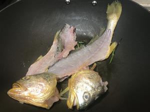 雪菜黄鱼煨面的做法 步骤3