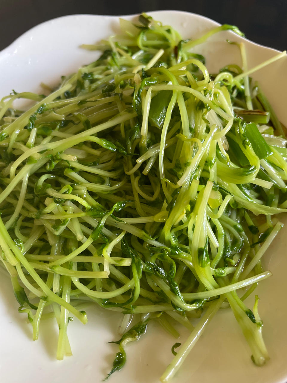 清炒豌豆苗，就爱这抹带着清香的翠绿～