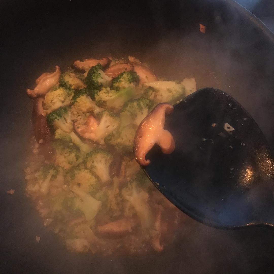 百姓人家——西兰花胡萝卜炒蘑菇