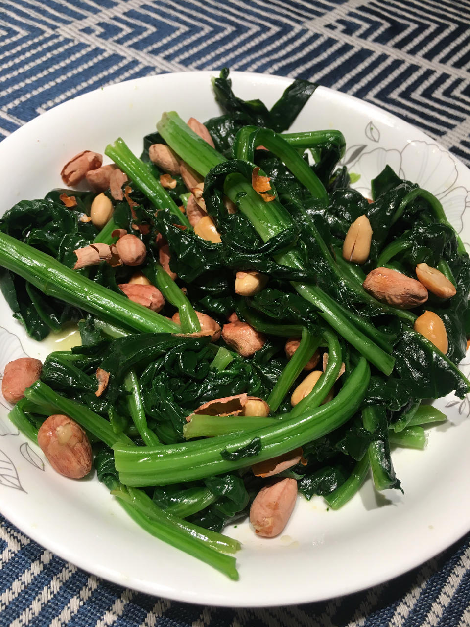 超级爽口的果仁菠菜（附零失误炸花生米的方法）