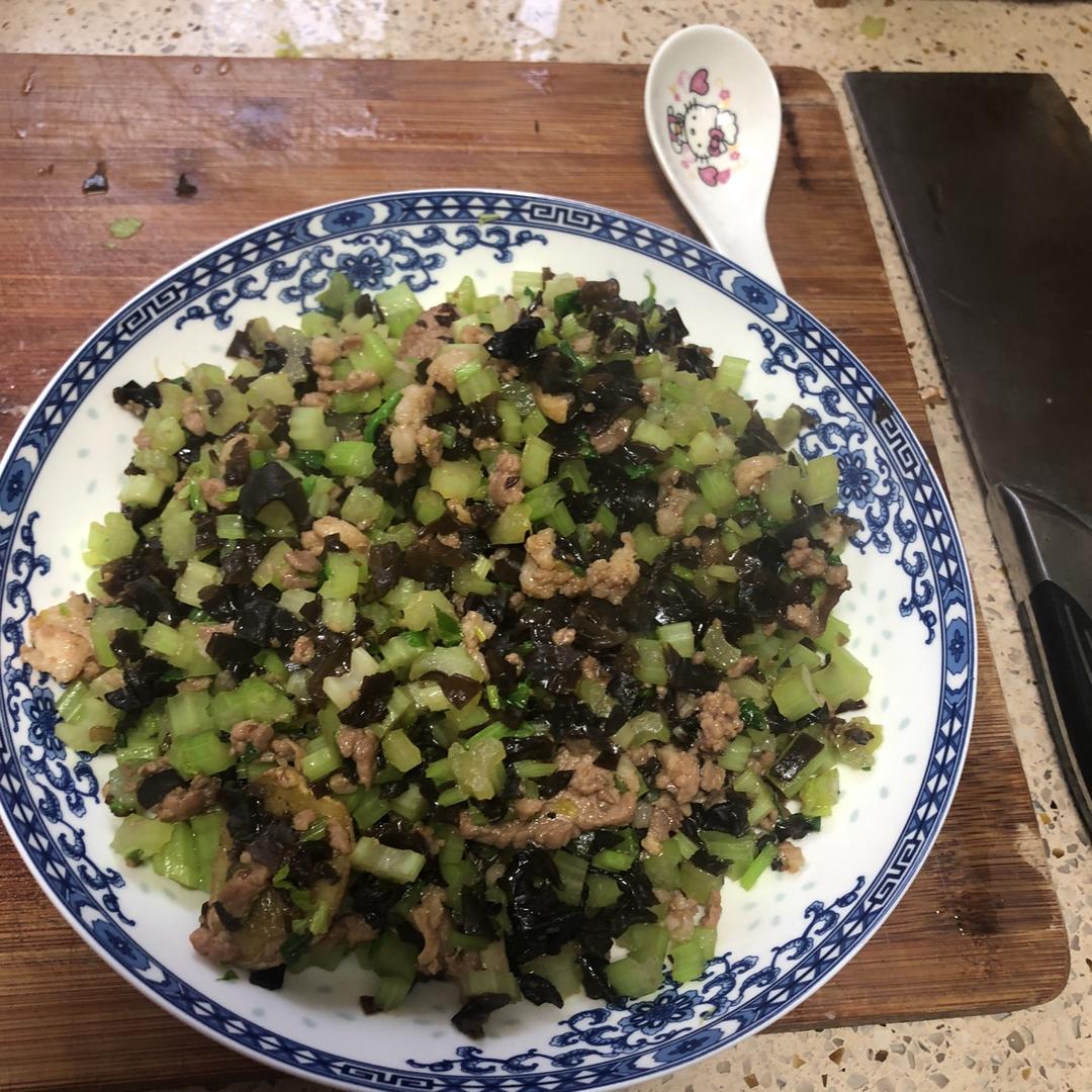 木耳芹菜炒肉末（快手菜）