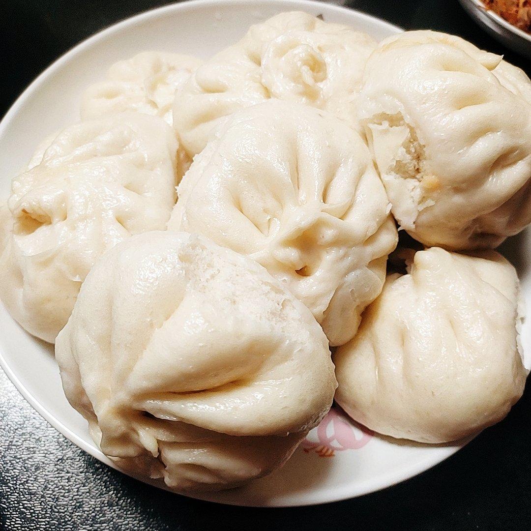 松软多汁的肉包子
