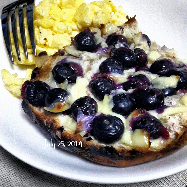 爆浆蓝莓水果欧包pizza