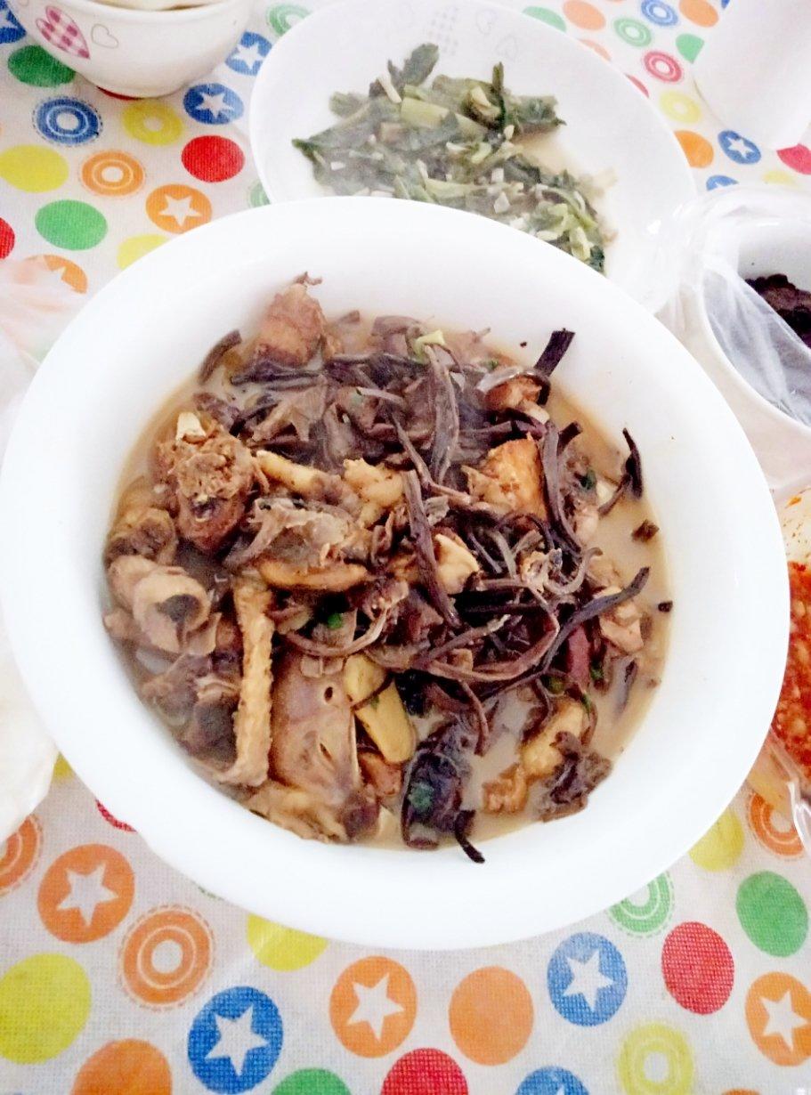 茶树菇腐竹炖鸡肉