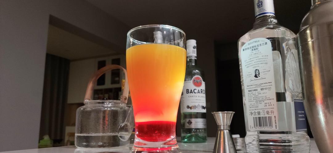 龙舌兰日出Tequila Sunrise分层鸡尾酒