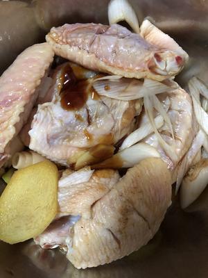 零基础厨艺做出鲜香脱骨                                 香菇鸡翅😋的做法 步骤1