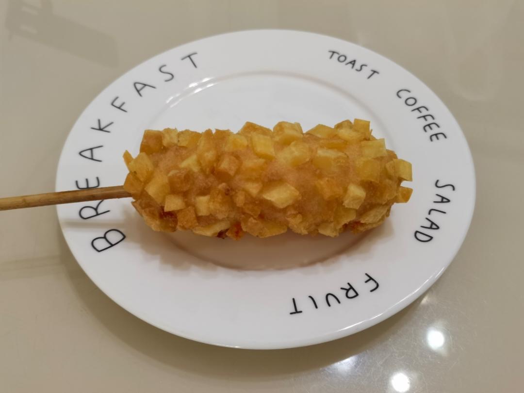 冬日精致快手下午茶（土豆芝士热狗棒沙拉 + 橙汁伏特加）