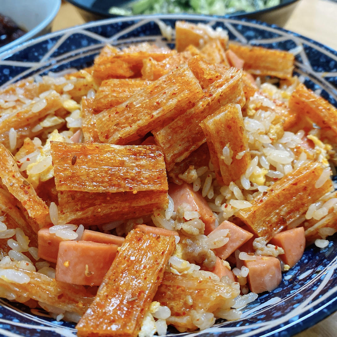 aliceecila做的街头风味辣条炒饭