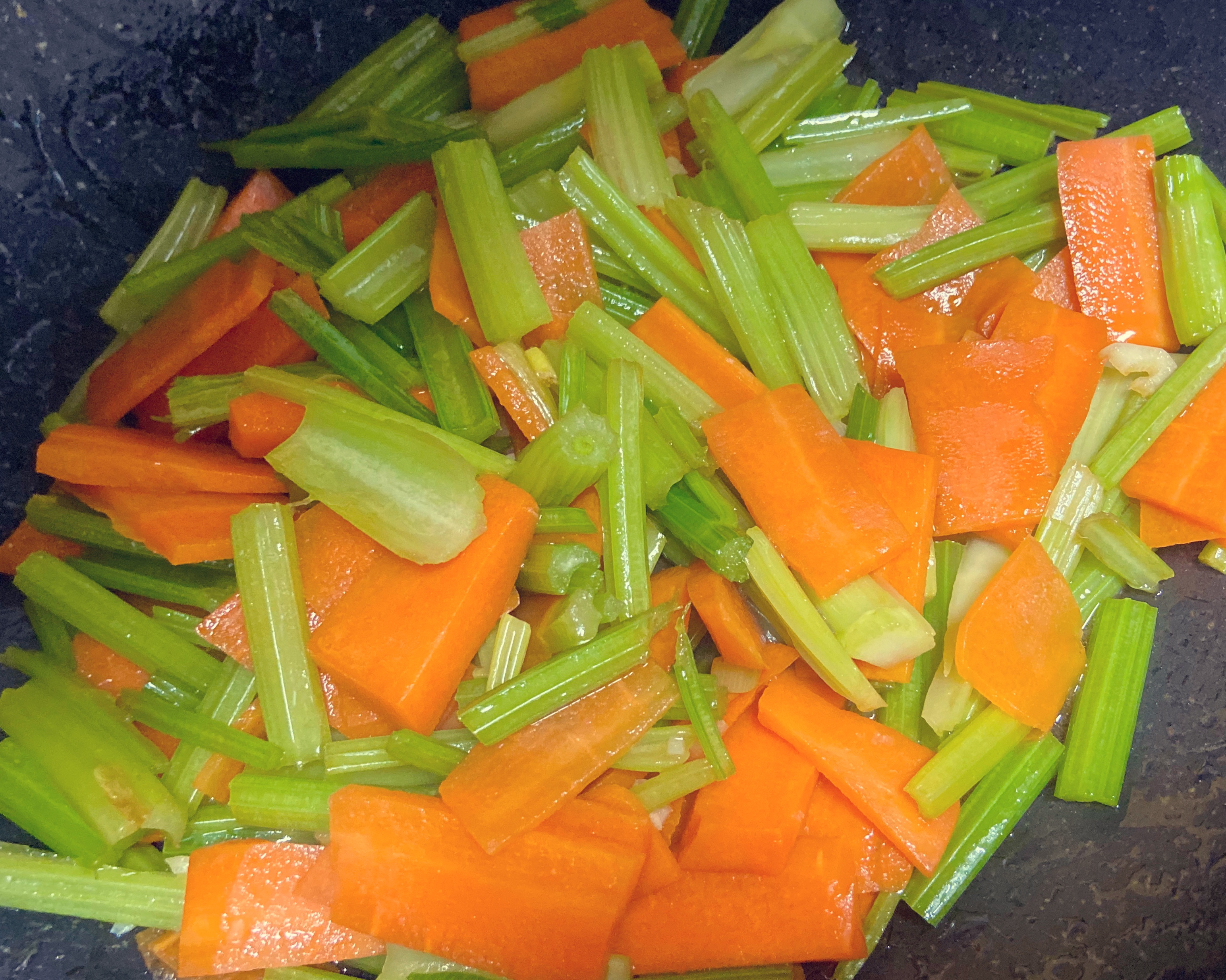 ✅第5道快手低脂菜🥕清脆爽口的芹菜炒胡萝卜✨的做法 步骤2