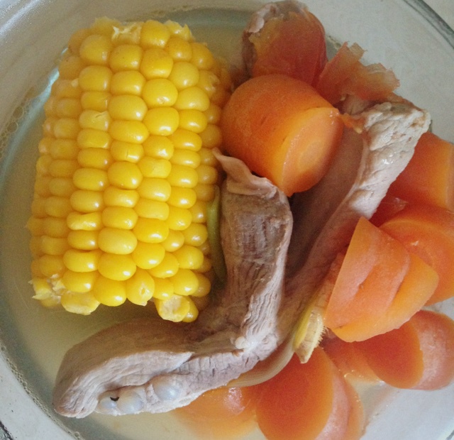 胡萝卜玉米排骨汤