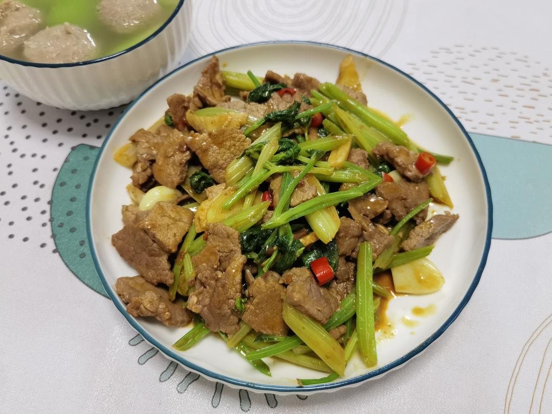 好吃到邻居敲门蹭饭的芹菜炒牛肉！