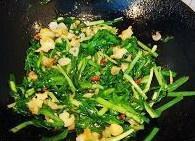 海螺炒韭菜的做法 步骤5
