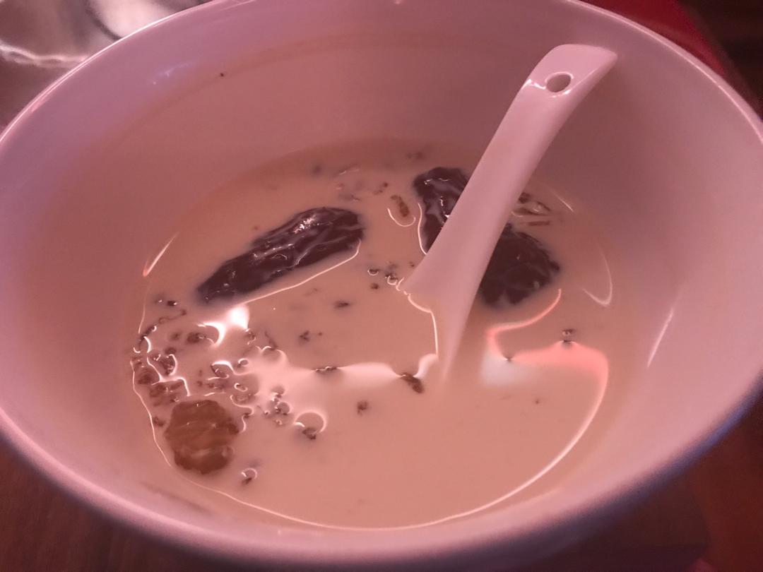 {何故居｝桃胶奶