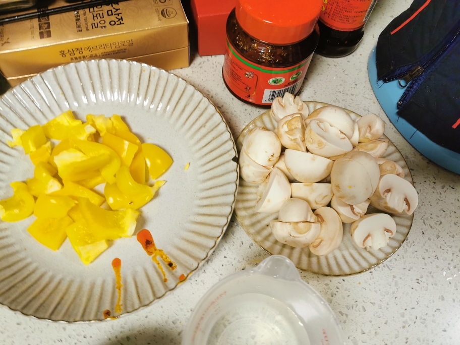 鲜嫩的香菇炒仔鸡的做法 步骤2