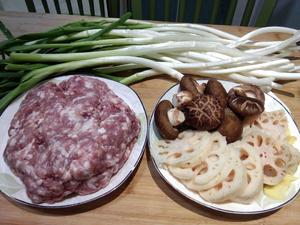 大葱猪肉饺子和香菇莲菜大肉饺子的做法 步骤1
