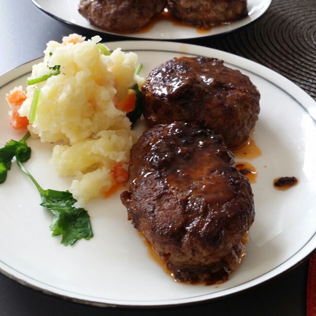 日式肉饼土豆沙拉便当