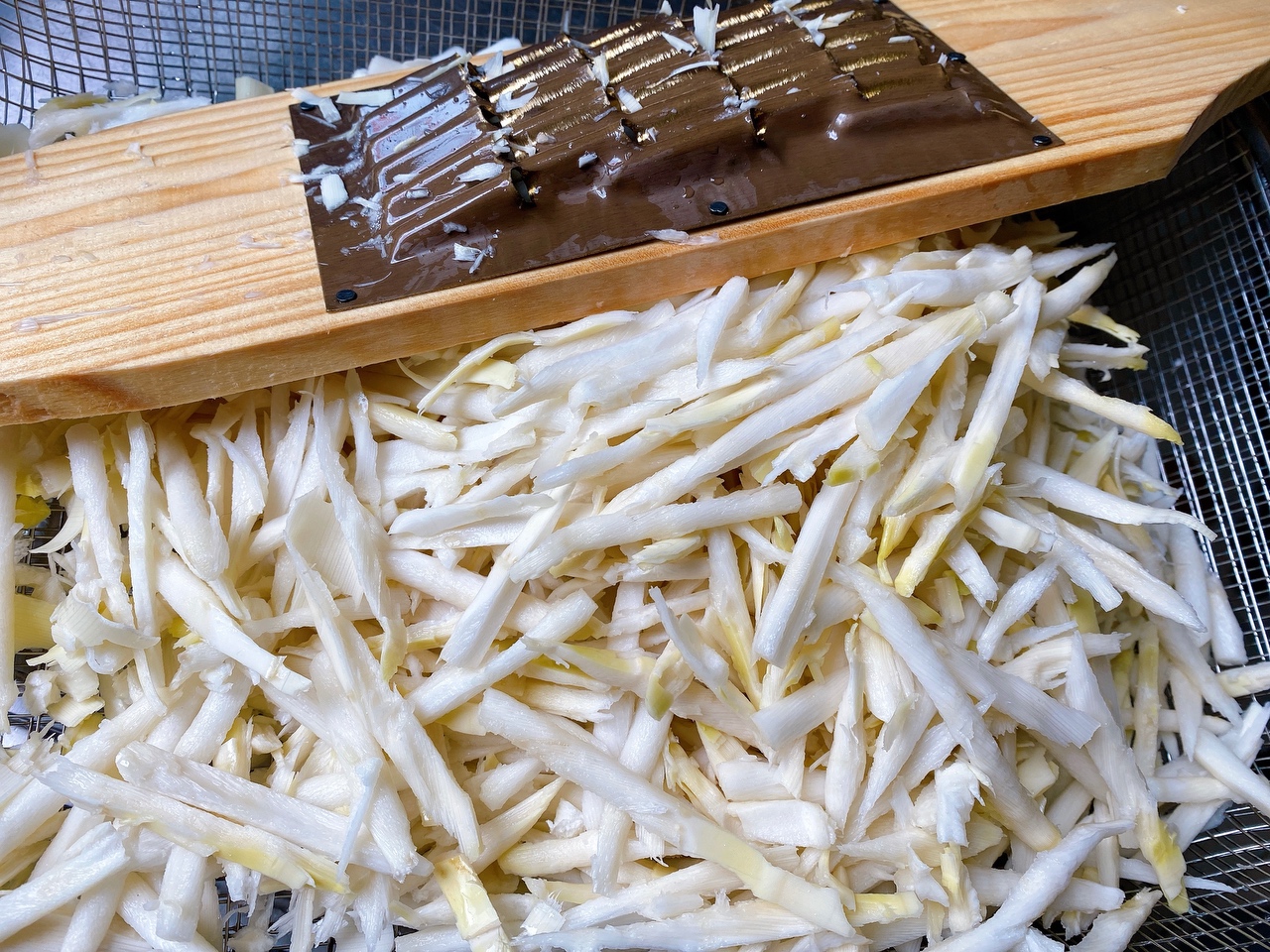 鲜笋的一种吃法与保存方法——笋丝雪菜与罐头的做法 步骤7