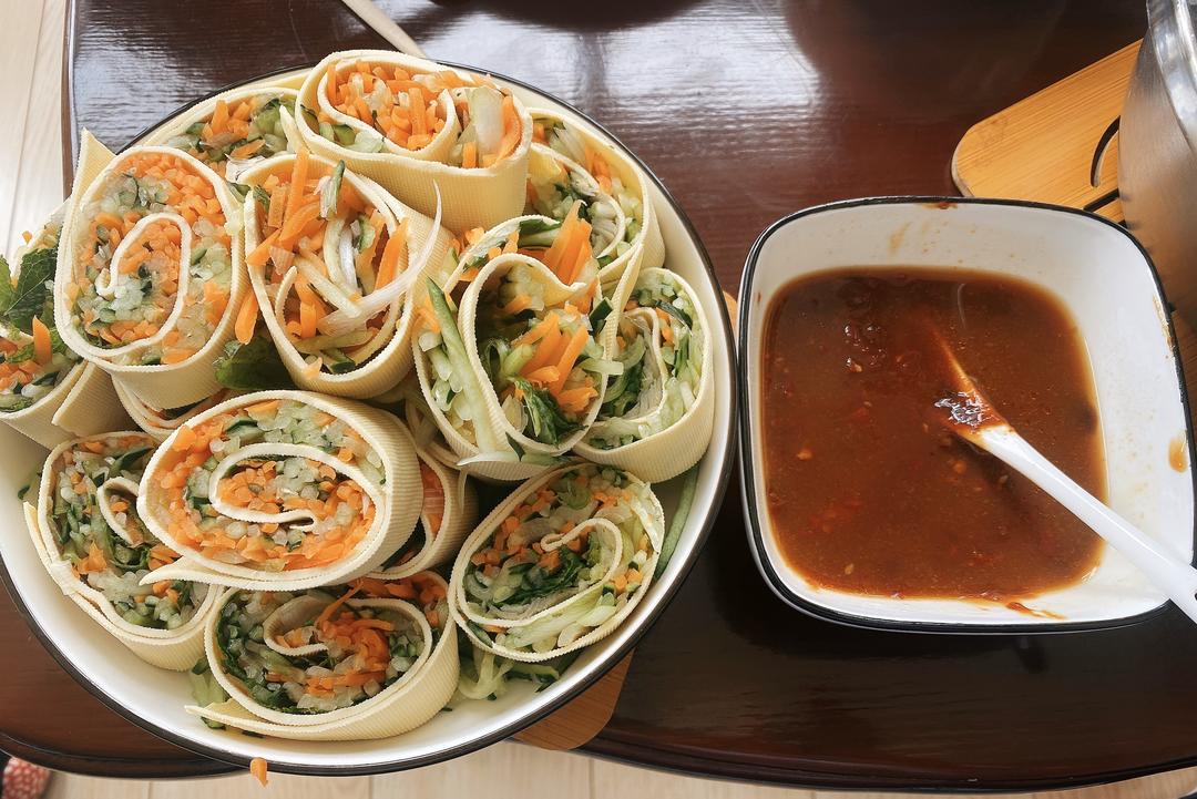 快手减脂营养菜：豆腐皮杂菜卷的做法