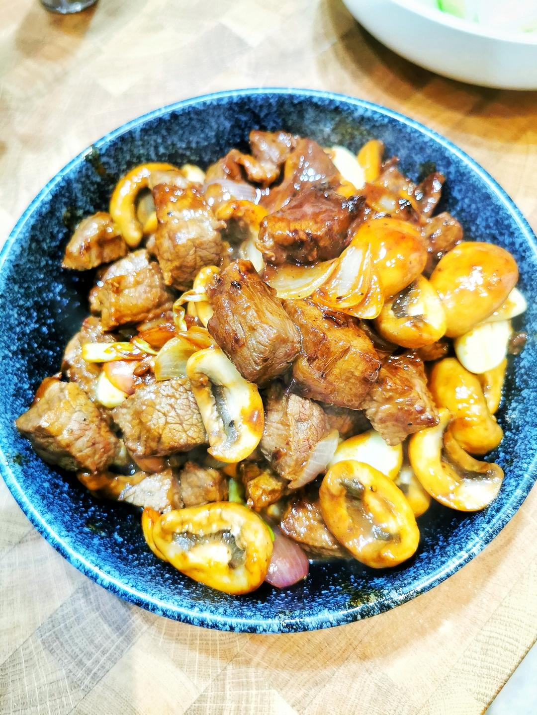 黑椒黄油口蘑牛肉粒的做法