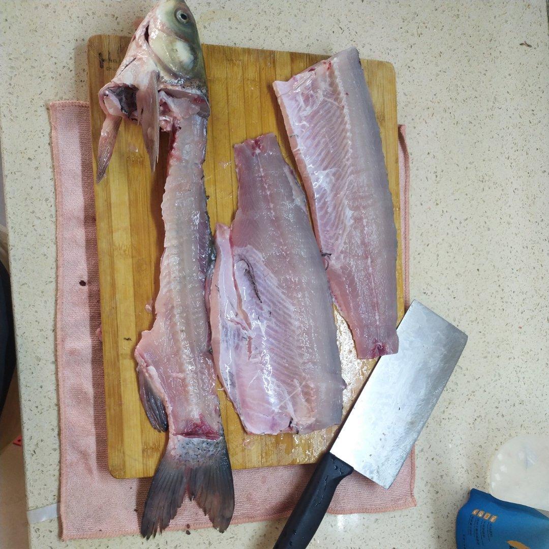 草鱼初步加工方法(取肉,去皮,切片)