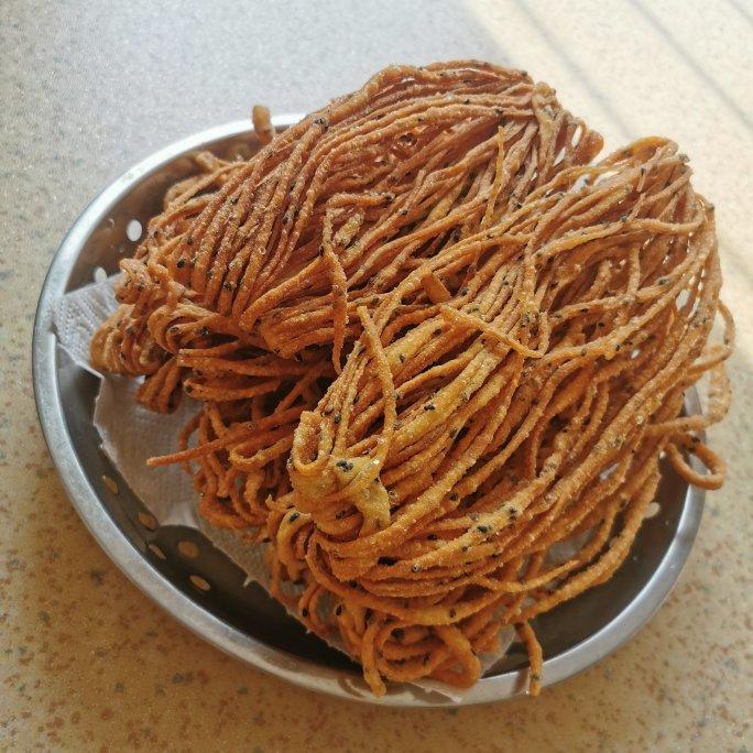 小丫头妮儿做的家庭版油炸小馓子散子
