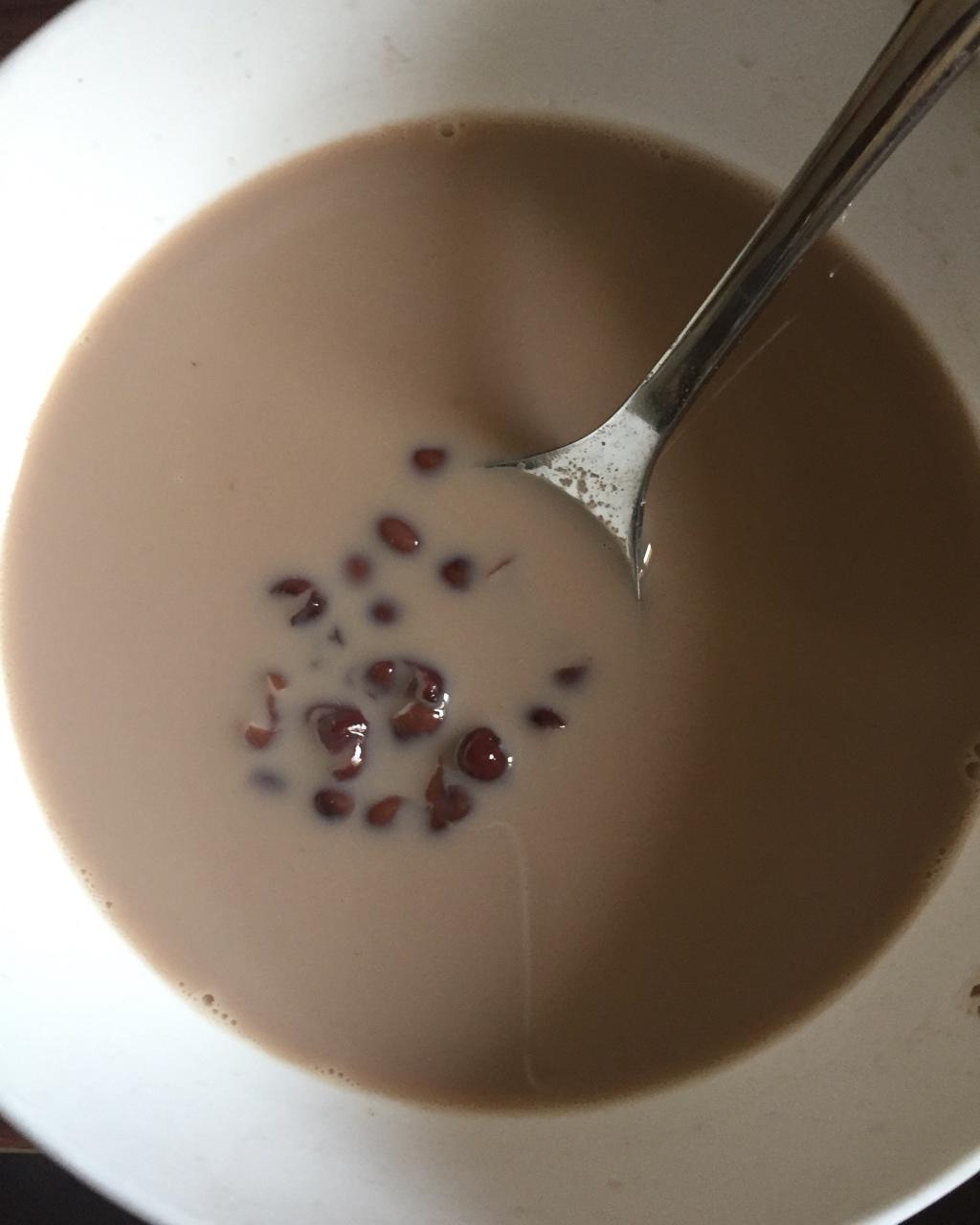 红枣红豆薏仁牛奶粥