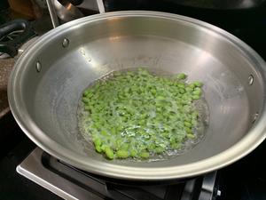 家常青椒炒毛豆 超简易的做法 步骤1