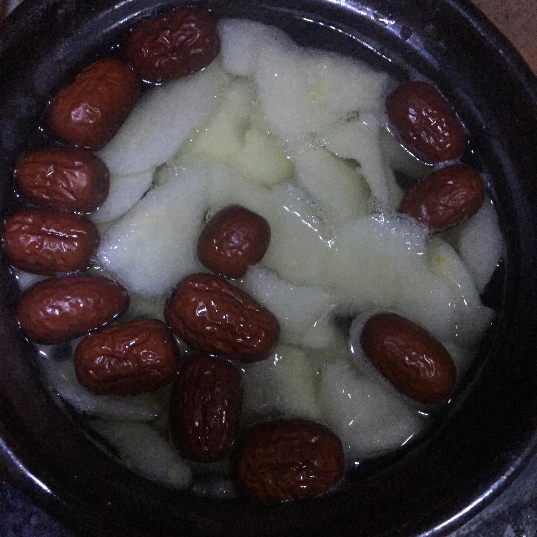 红枣银耳马蹄糖水——很滋润养颜哦