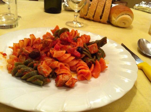 la pasta al tonno con pomodori e olive 金枪鱼橄榄西红柿意面的做法