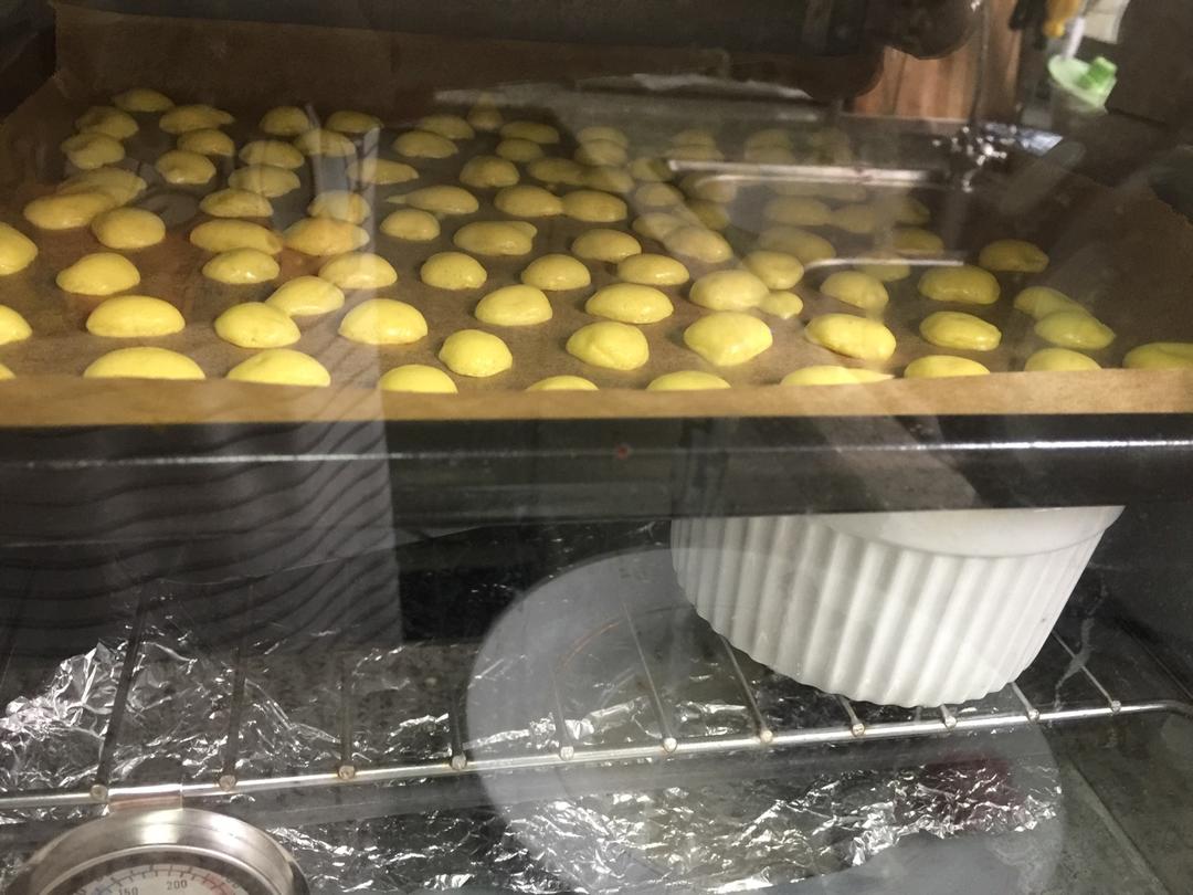 入口即化的无添加蛋黄溶豆