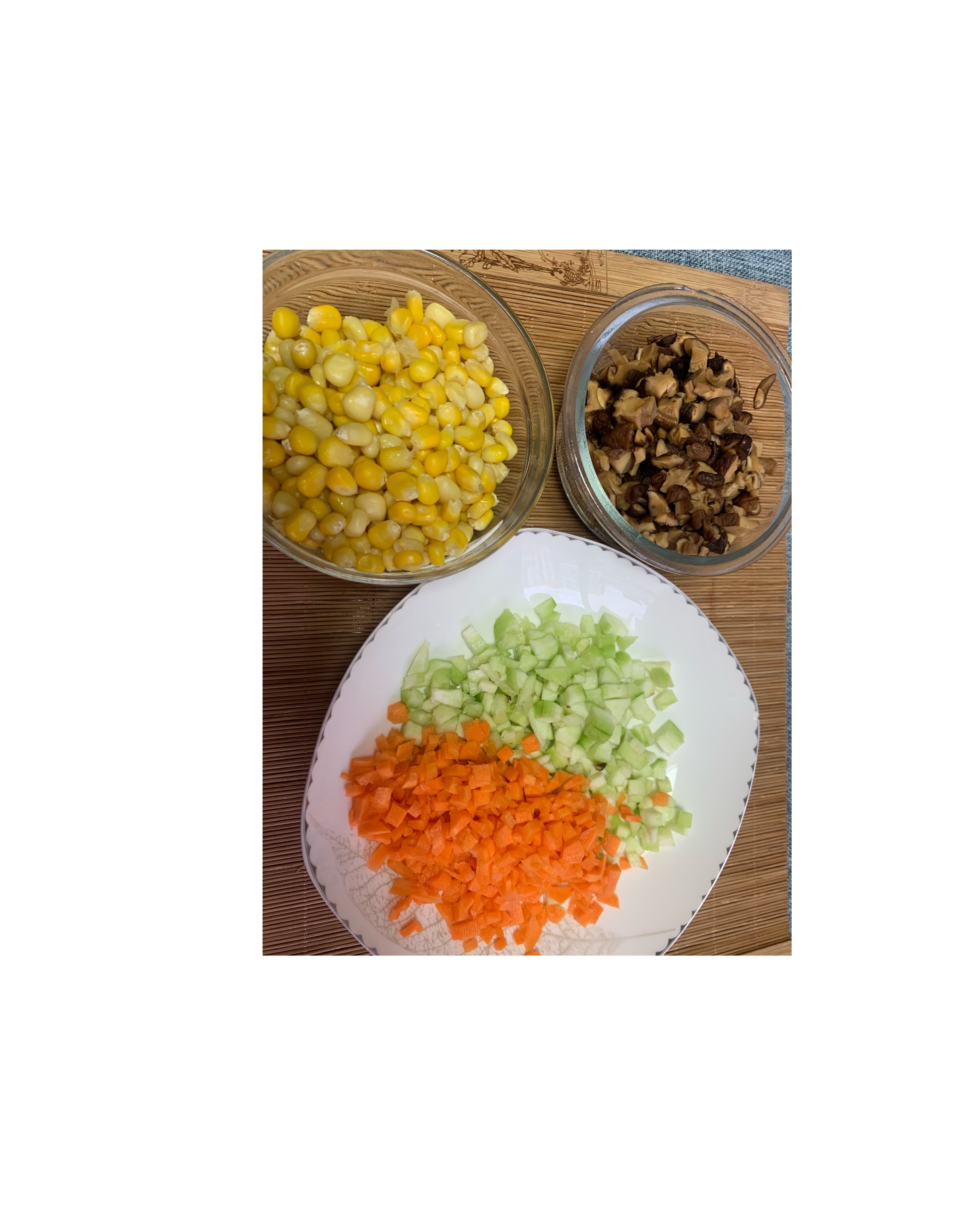丝瓜玉米胡萝卜香菇陷饺子的做法 步骤2