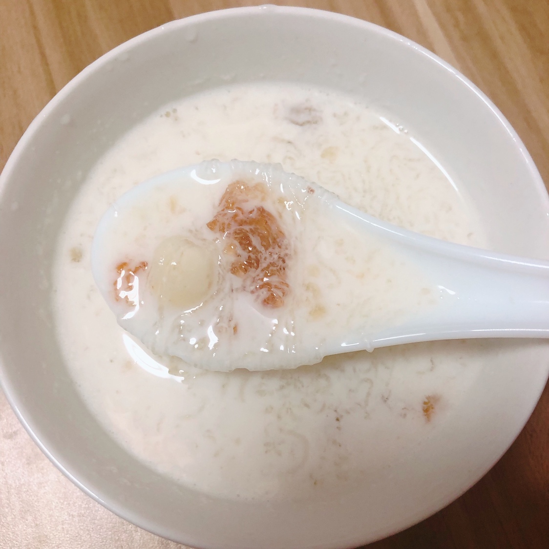 桃胶雪燕莲子炖牛奶的做法