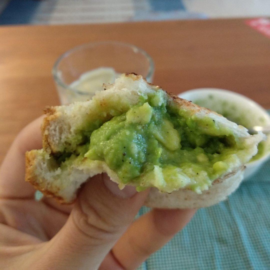 牛油果酱抹面包