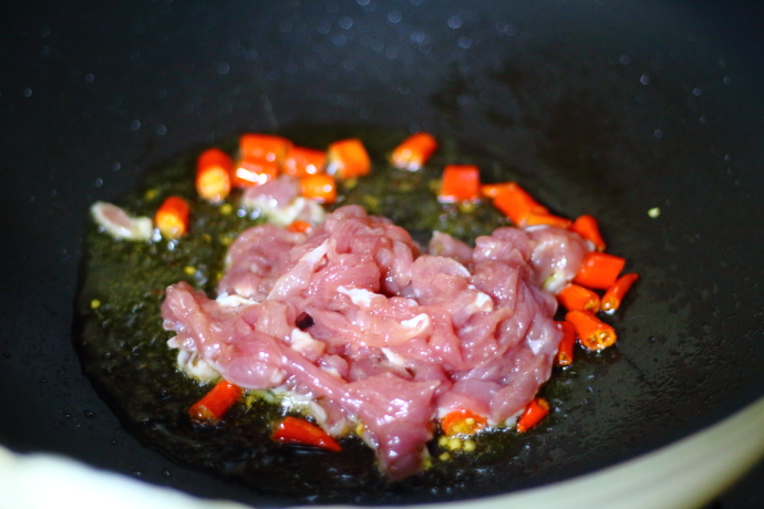 蒜黄炒肉的做法 步骤5