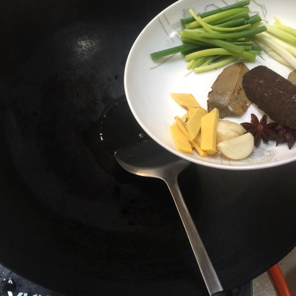 黄豆酱焖猪蹄的做法 步骤2