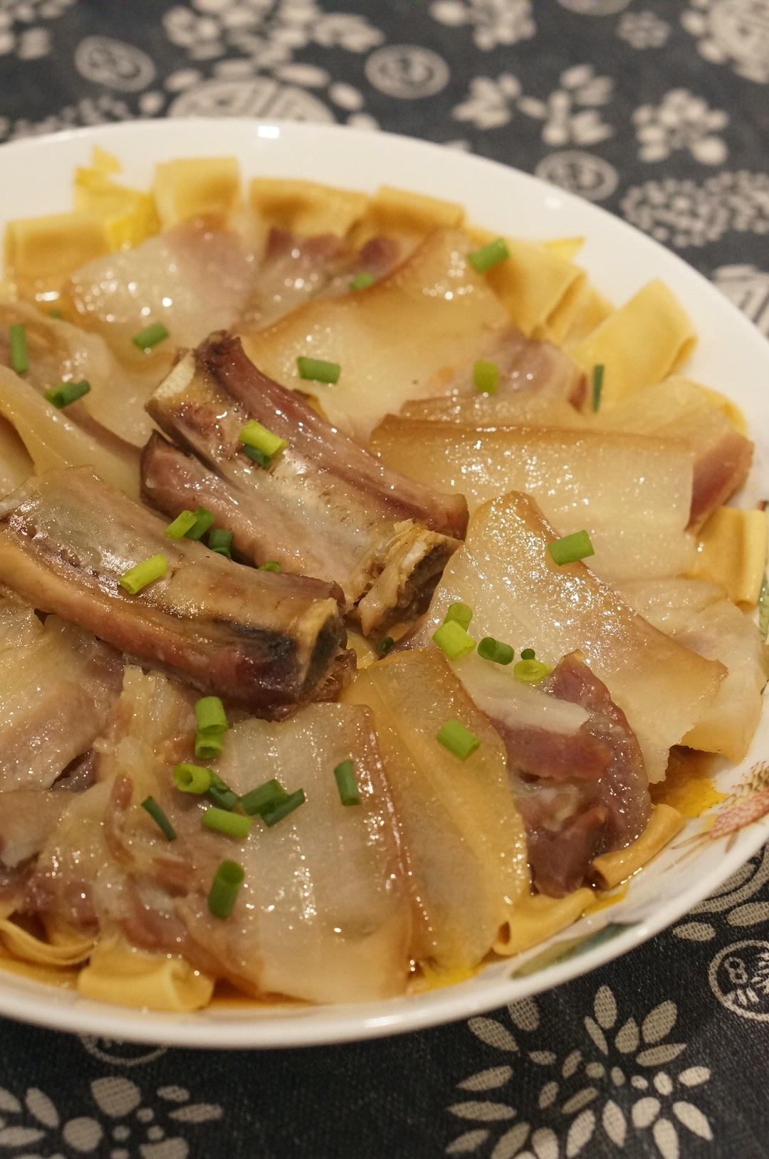 蒸出来的美味～快手家常菜～妈妈腌的咸肉蒸百叶，在加一点白菜，荤素搭配，营养又美味！