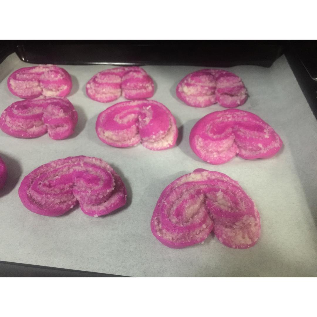 心形火龙果椰蓉面包