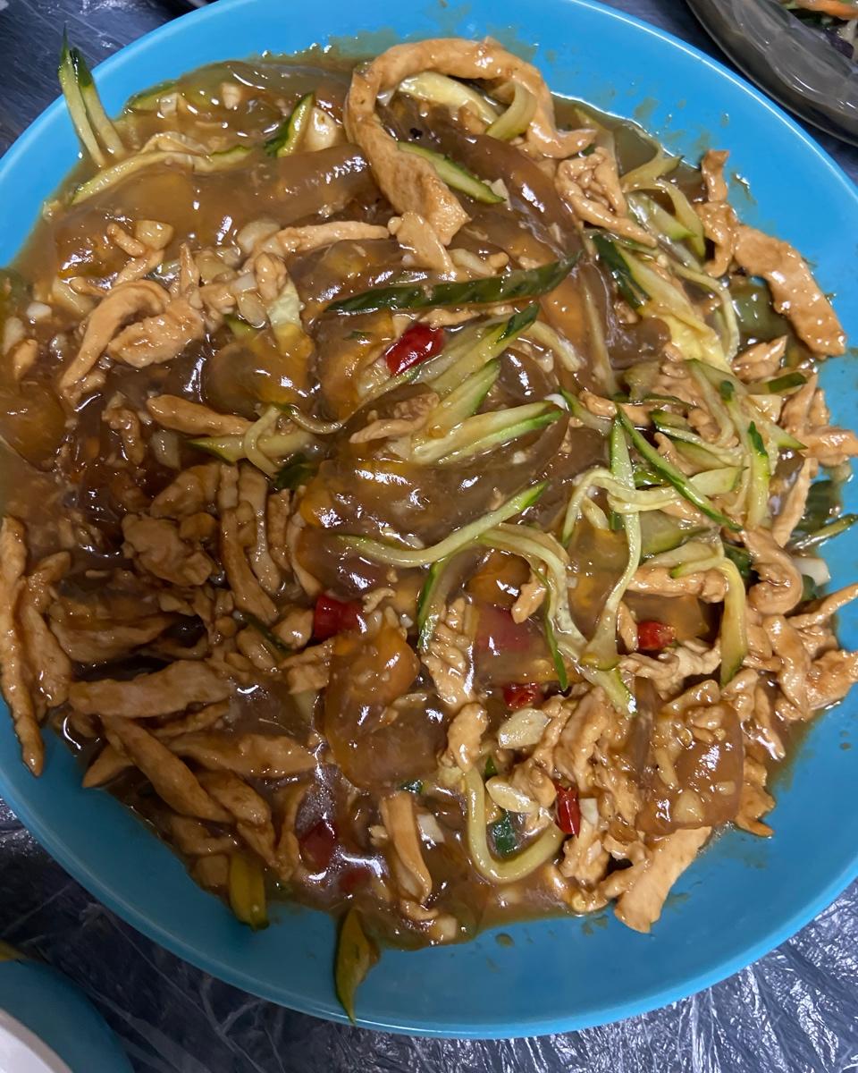 俊俊的姥姥做的鸡丝炒拉皮